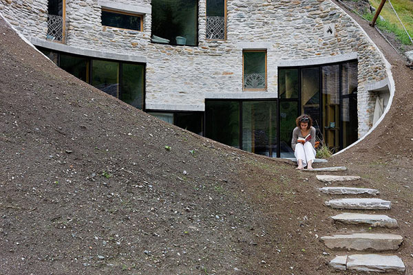 Föld alatti otthon Svájcban - modern építészet