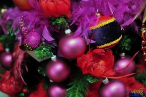 Karácsonyi lila tollas dekoráció