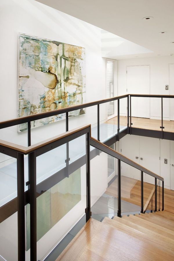 Üvegpadló modern lépcső kortárs festmények