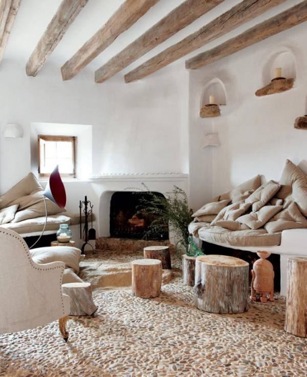 Mediterrán kőház nappali kavicsburkolattal