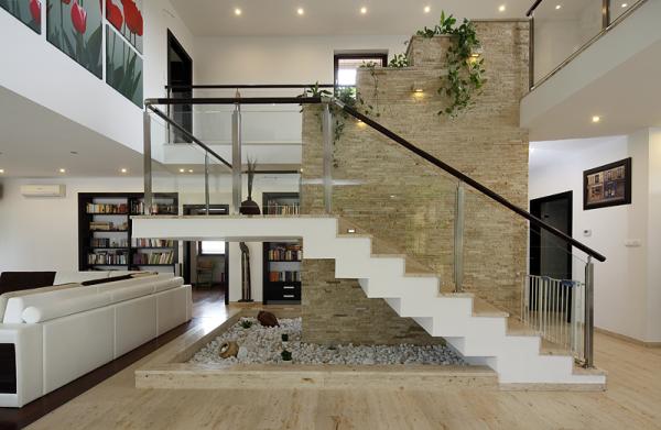 Mediterrán kőburkolat modern lakásban