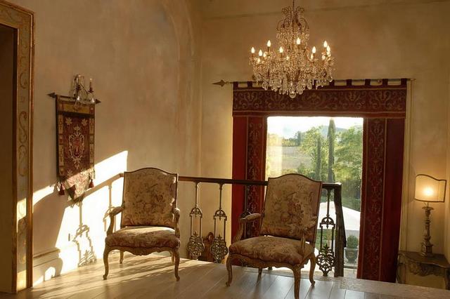 Barokk fotel faliszőnyeg és barokk csillár