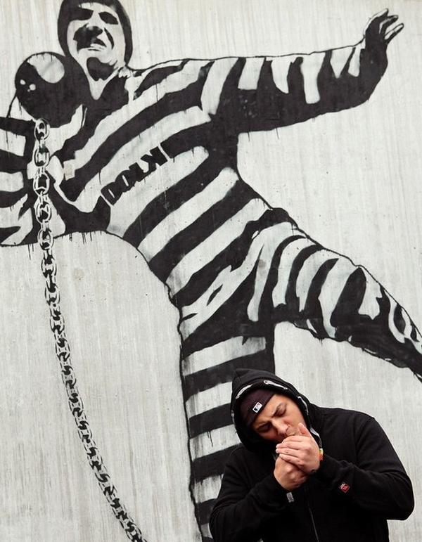 Graffiti a börtönudvaron