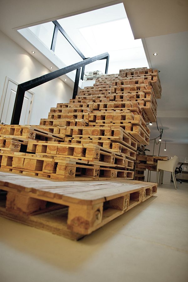 Egyedi fa lépcső készítése raklapból