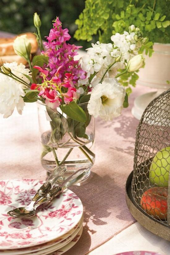 Kerti asztal dekoráció virágcsokorral