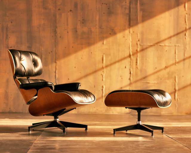 Charles Eames Lounge chair és ottomán
