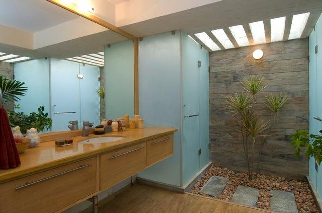 Modern fürdőszoba kavicsok és zuhanyzó