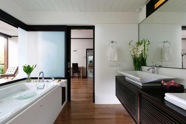 Modern fehér fürdőszoba