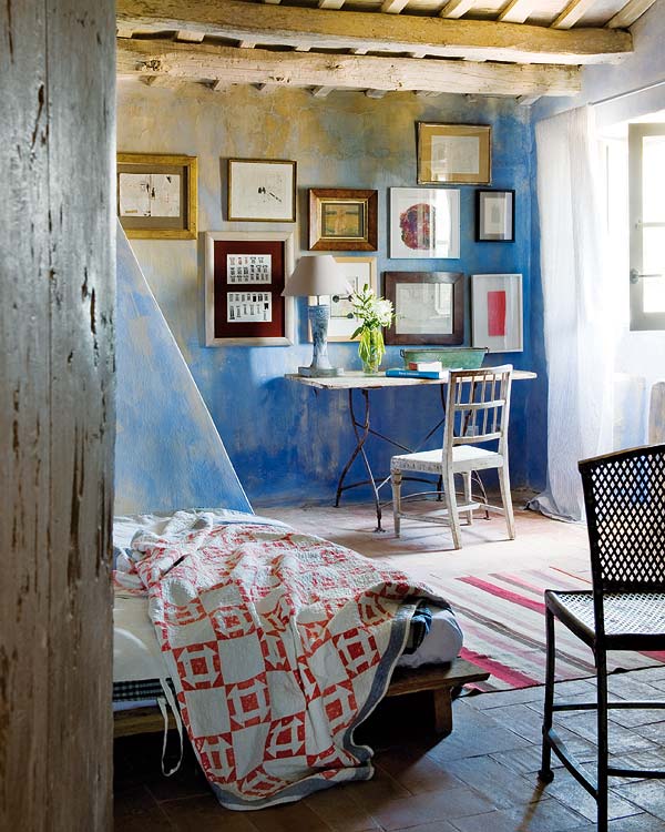 Íróasztal a hálószobában dekoratív képekkel