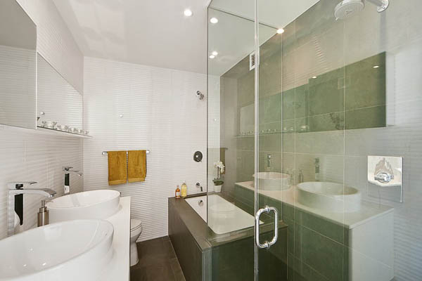 Kétszintes penthouse modern fürdőszobája