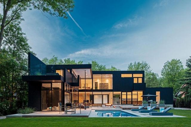 Modern kanadai ház fekete homlokzattal