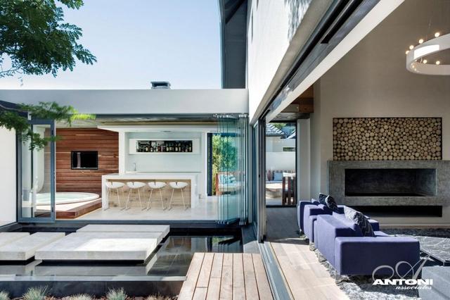 Eltolható üvegfalak nappali és az udvar egysége