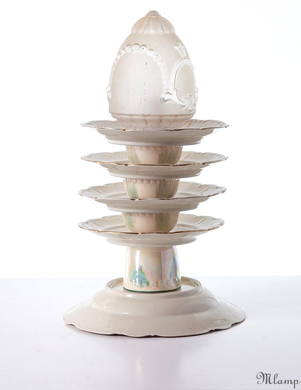 Porcelán asztali lámpa: Bavaria mély- és desszertes tányérok, román eozin mázas gránit csészék és cukortartó, homok-fúvott csillárbúra.