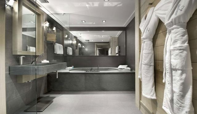 Hálószobából nyíló modern fürdőszoba
