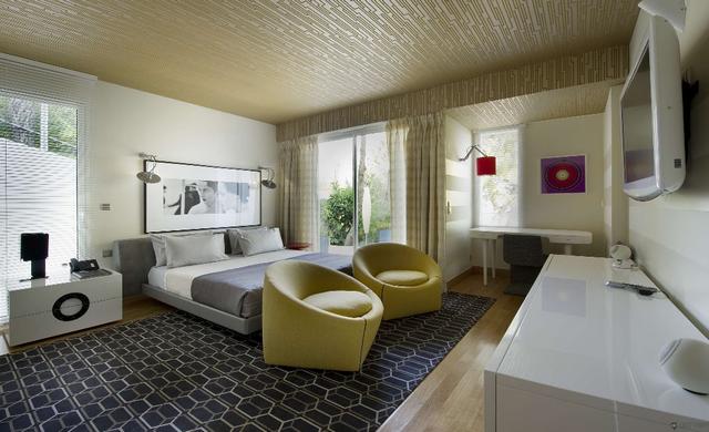 Modern hálószoba sárga fotelekkel