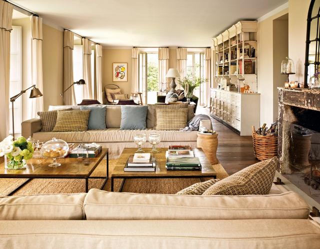 Mediterrán stílusú nappali, kanapé, nagy párnákkal