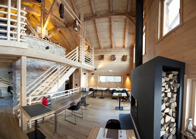 Alpesi faház belső faburkolattal