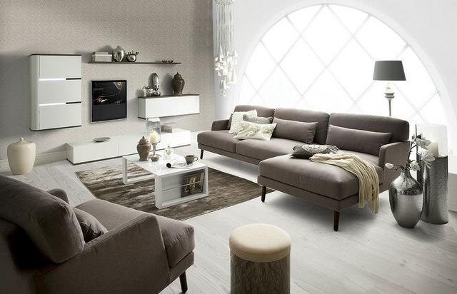 IDdesign semleges színű barnás kanapé dán lakberendezés