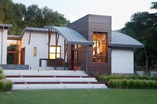 Bronz és beton a tölgyek között - Modern földszintes ház Saratogában