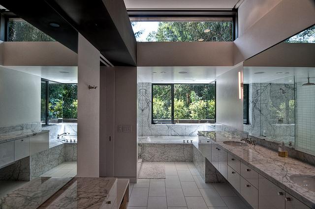 Tágas modern fürdőszoba