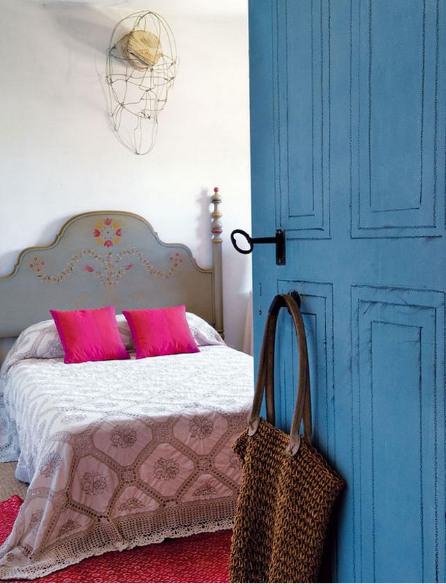 Rusztikus hálószoba kék ajtó