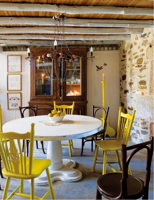 Mediterrán étkező sárga székek