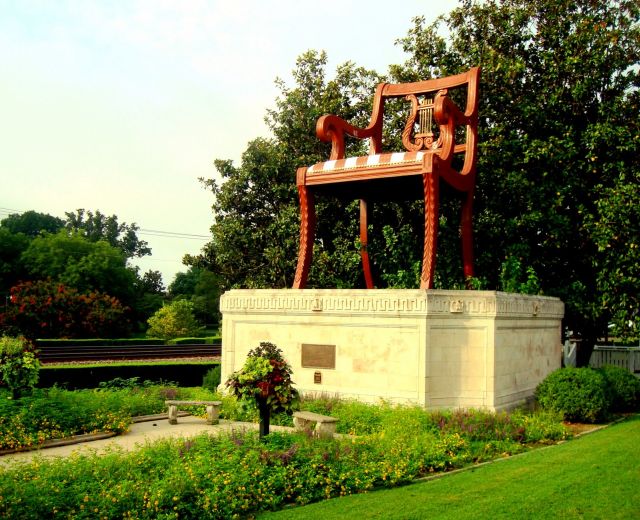 Thomasville szék - szobrot kapott a legenda