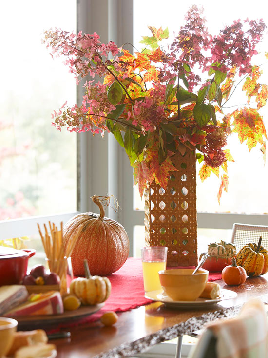 Őszi asztaldekoráció tökkel, virágokkal