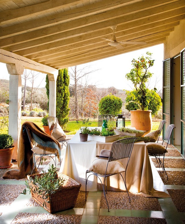 Rusztikus mediterrám terasz kerti bútorokkal