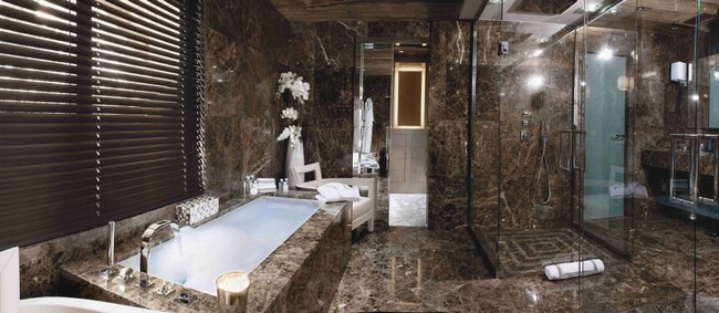 Gránit burkolatos barna fürdőszoba