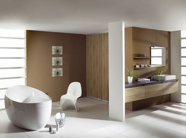 Modern fürdőszoba barna falakkal