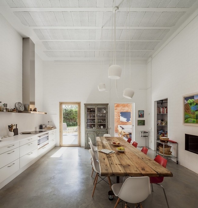 Modern spanyol konyhabútor, fehér Eames székek