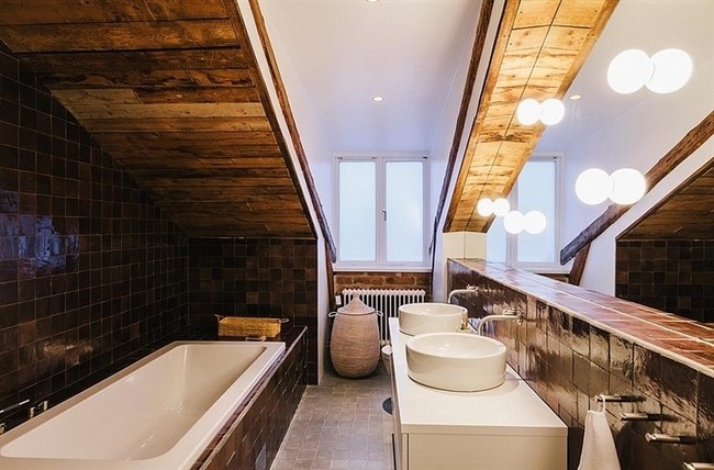Tetőtéri fürdőszoba fürdőkáddal és dupla mosdóval
