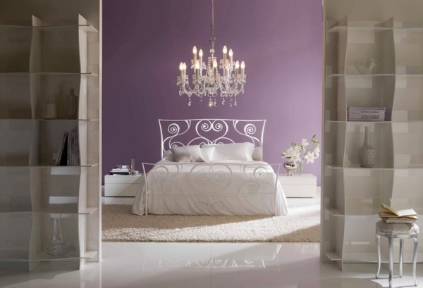Fehér kovácsoltvas ágy lila hálószobában