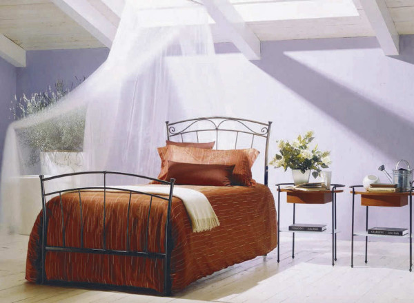 Egyszerű vonalú kovácsoltvas ágy és éjjeliszekrény