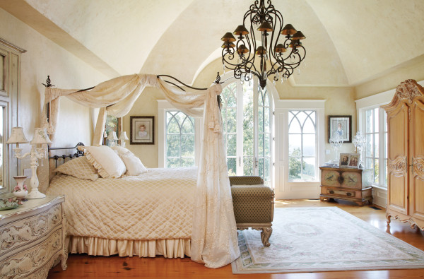 Díszes baldachinos ágy egy romantikus hálószobában