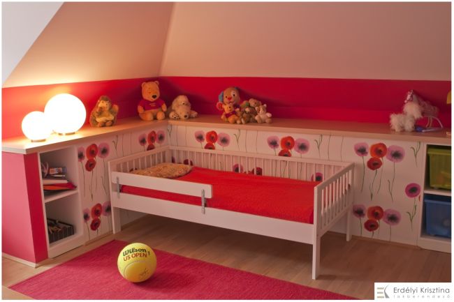 Gyerekszobai ágy és dekoráció