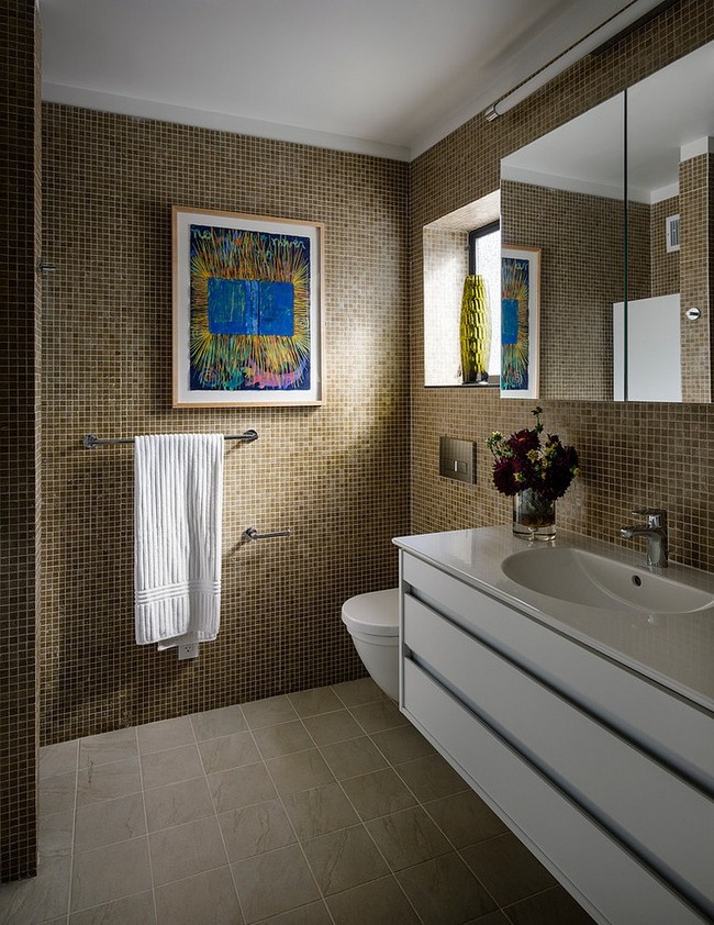 Arany színű mozaik fürdőszobában