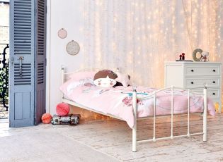 Praktikus pótágyas gyerekszobai ágyak és színes Mamas and Papas ágyneműk