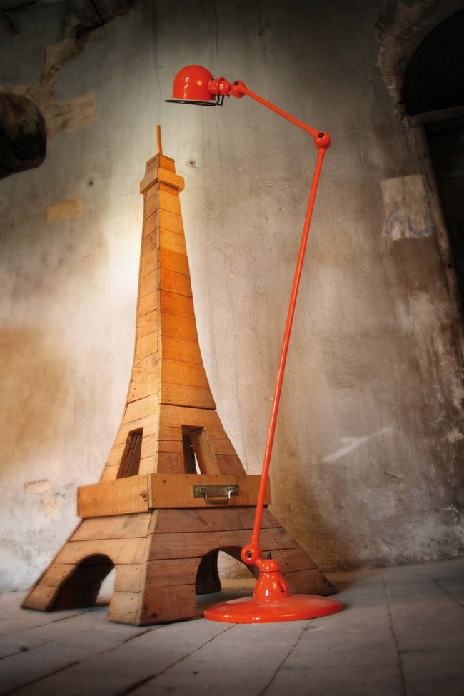 Jieldé lámpa az Eiffel torony mellett
