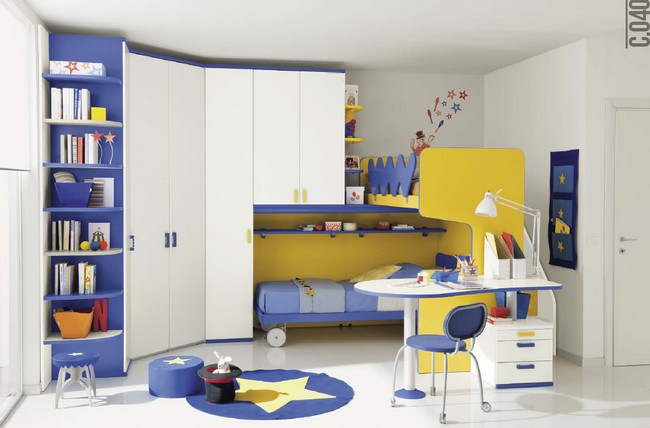 Kék és fehér és sárga gyerekszoba bútor összeállítás