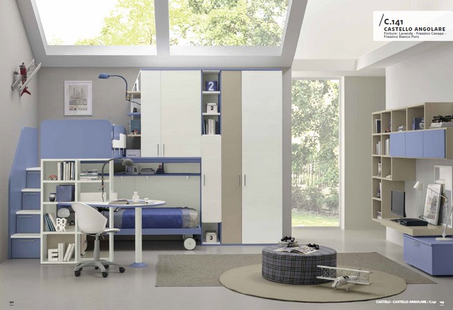 Modern elegáns kék és fehér lépcsős emeletes ágy gyerekbútor kombináció