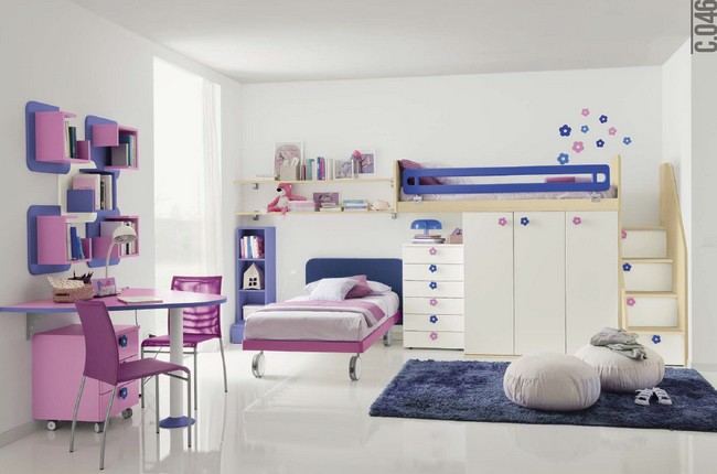 Lányszoba gyerekbútor gurulós ággyal és emeletes ágy