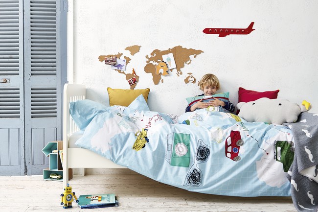 Világoskék ágynemű ötlet gyerekszobába fiús mintákkal