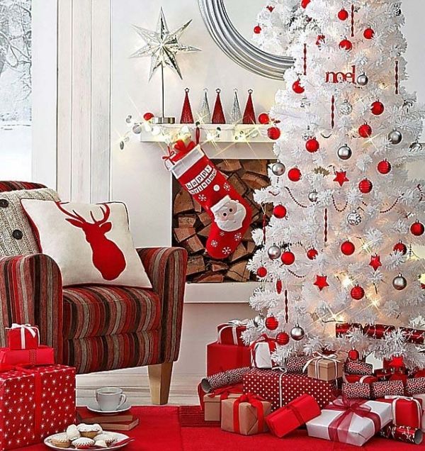 Fehér karácsonyfa fehér, ezüst és piros díszekkel