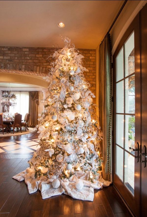 Karácsonyfa dísztítés fehérrel és ezüsttel