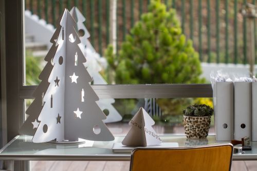 Fehér karton asztali karácsonyfa
