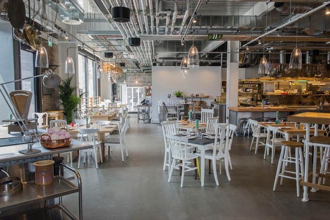 Ipari stílusú étterem fehér székekkel