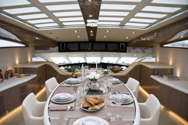 Ovális étkezőasztal a luxus jachton