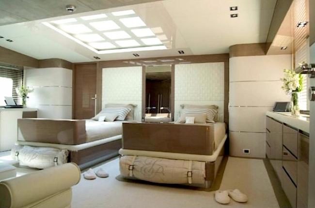 Luxus jacht hálószobája bézs és barna színben